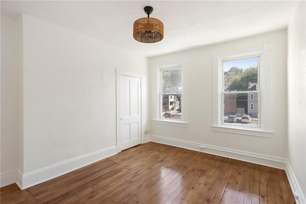 5339 Carnegie Street Pittsburgh, PA 15201 - Photo 23 of 37 Front Bedroom