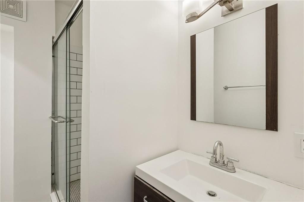 5339 Carnegie Street Pittsburgh, PA 15201 - Photo 27 of 37 3rd FL Bathroom