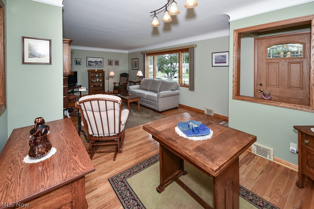 6389 Eastondale Road Cleveland, OH 44124 - Photo 6 of 31 Gallery Image 6