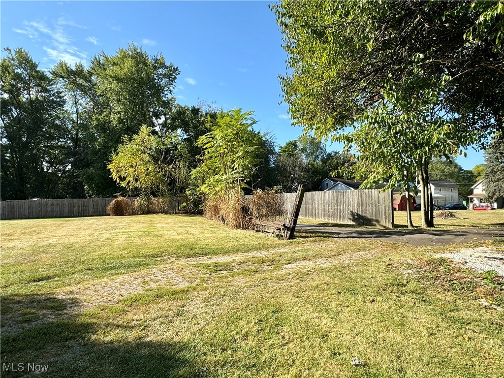1325 Walnut Road Southeast Massillon, OH 44646 - Photo 9 of 34 View of yard