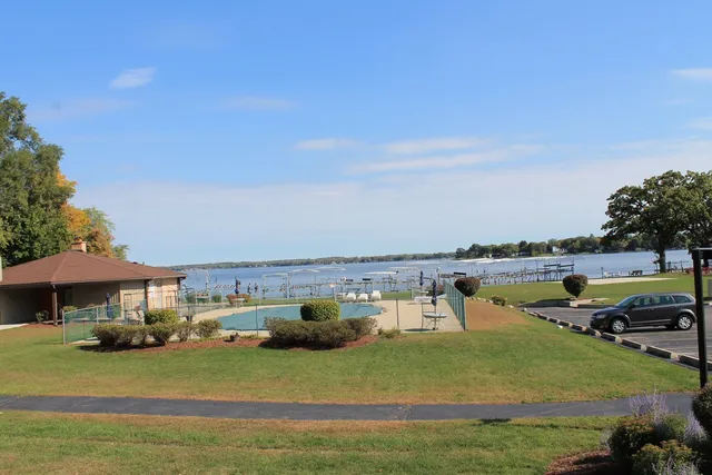 $169,500 | 69 White Oaks Road, Unit 69, Fox Lake, IL 60020