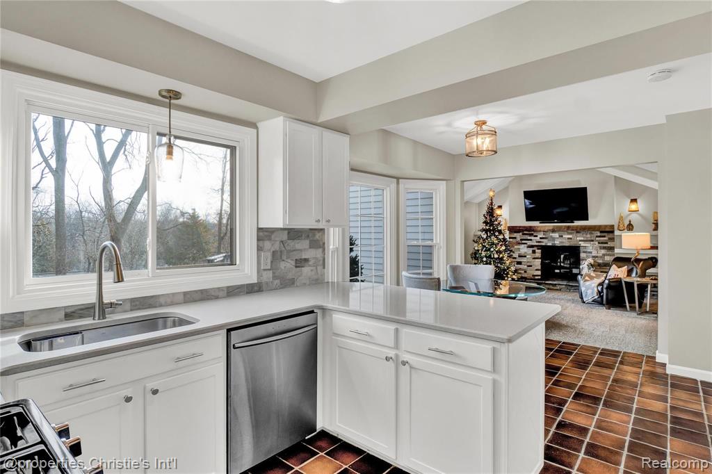 905 Ravine Terrace Drive Rochester Hills, MI 48307 - Photo 7 of 28