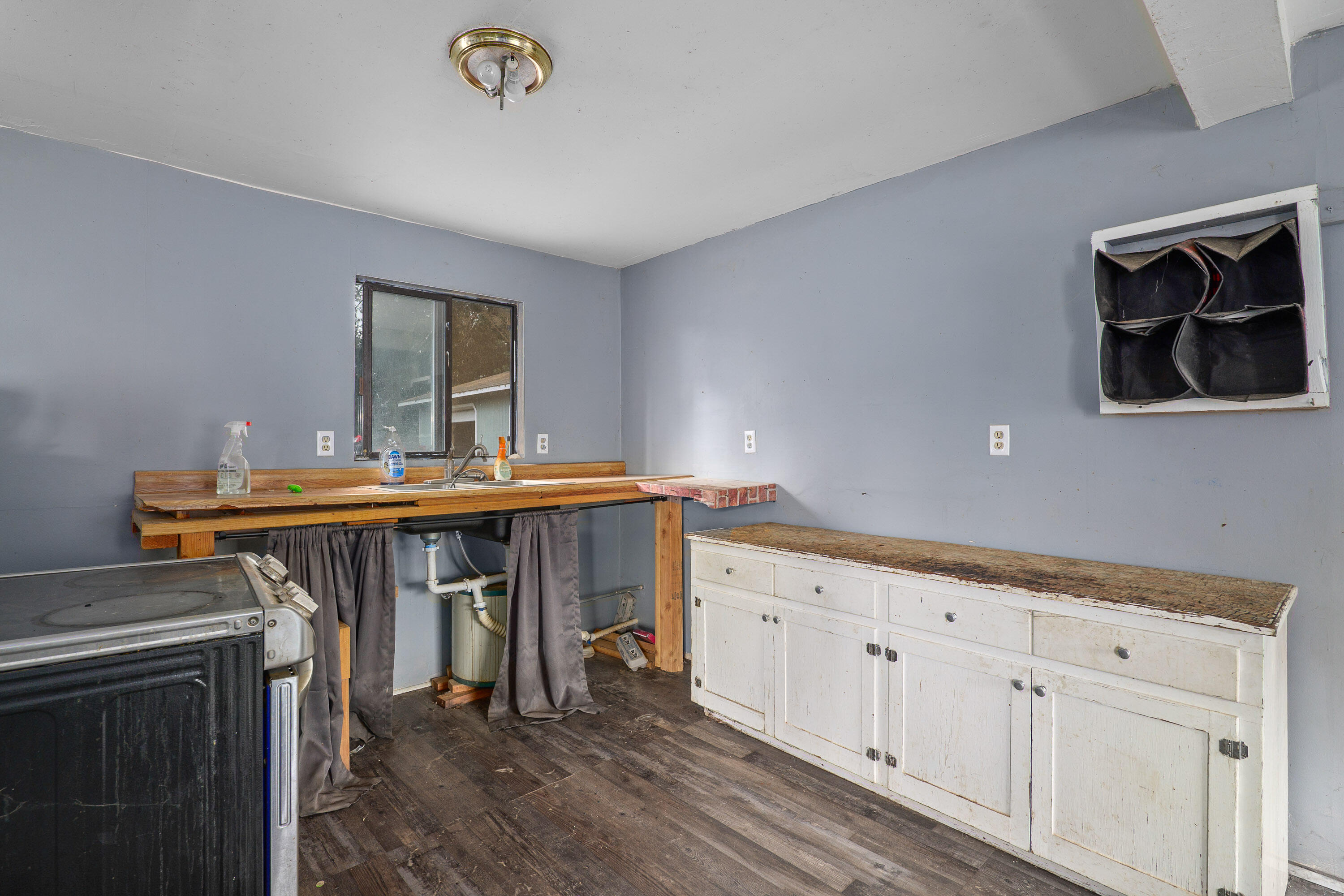 2424 Robinson Road Grants Pass, OR 97527 - Photo 29 of 44 Potential ADU - Kitchen