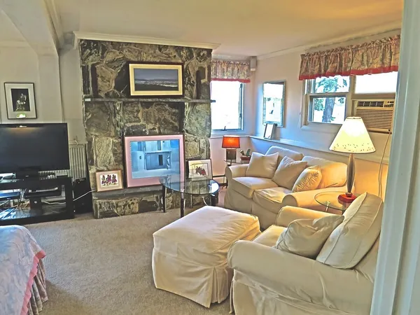 $2,750 | 20 Thorpe Avenue, Portsmouth, RI 02871