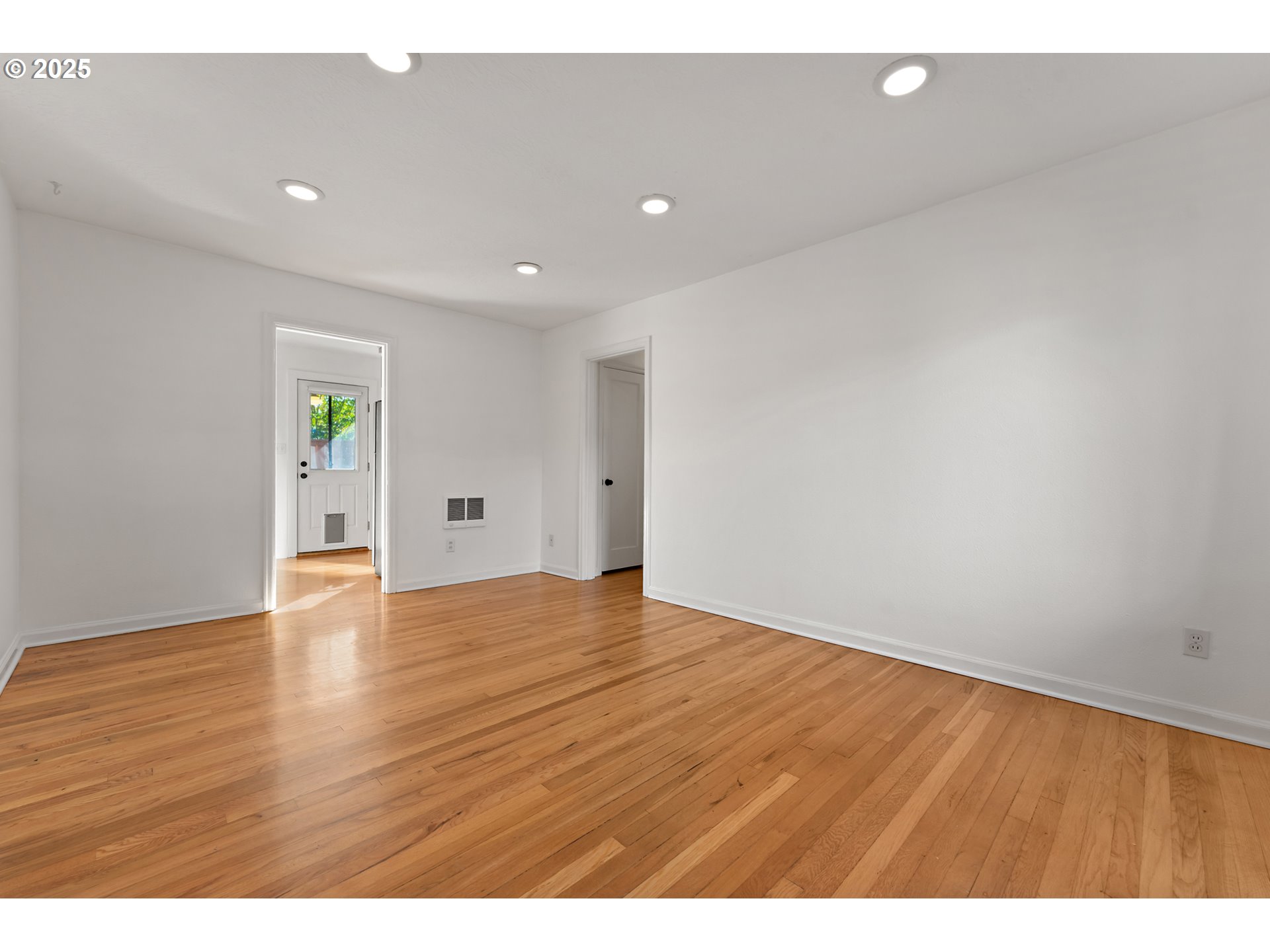5405 Northeast 10th Avenue, Unit 3 Portland, OR 97211 - Photo 43 of 48 Living Room/Entrance