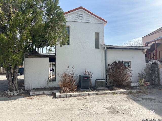 170 Avenida Juarez Road Brackettville, TX 78832 - Photo 2 of 8 a white house with a outdoor space
