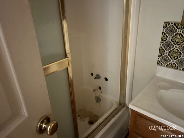 170 Avenida Juarez Road Brackettville, TX 78832 - Photo 6 of 8 a bathroom with a bathtub