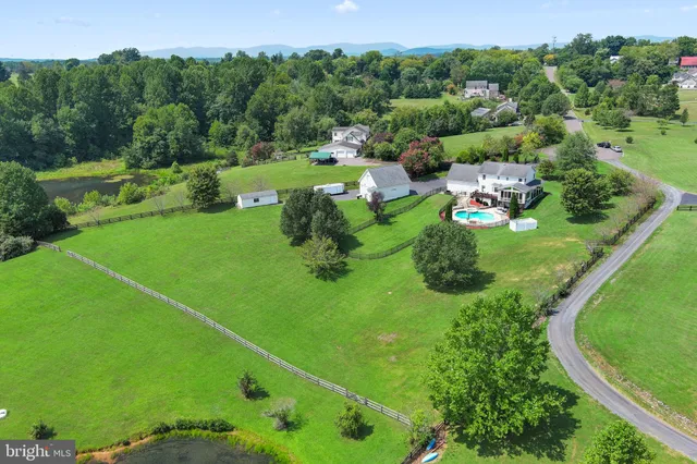 $999,999 | 15092 Rixeyville Lakes Court, Rixeyville, VA 22737