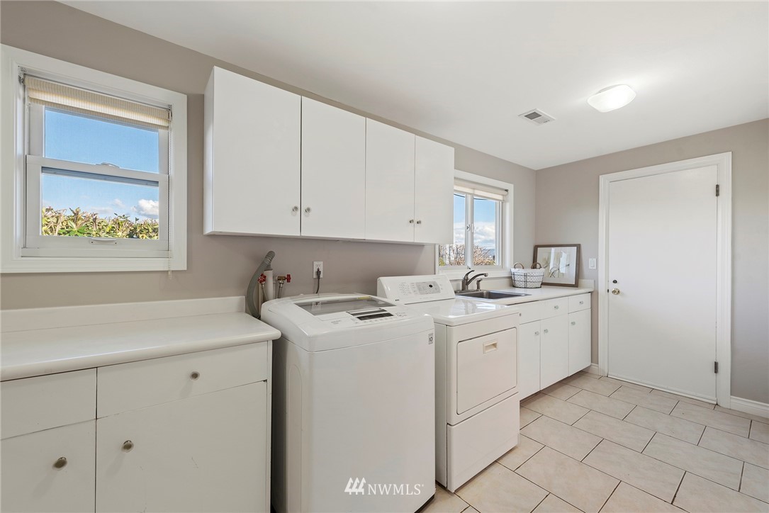 9630 Hilltop Road Bellevue, WA 98004 - Photo 28 of 40 Gallery Image 28