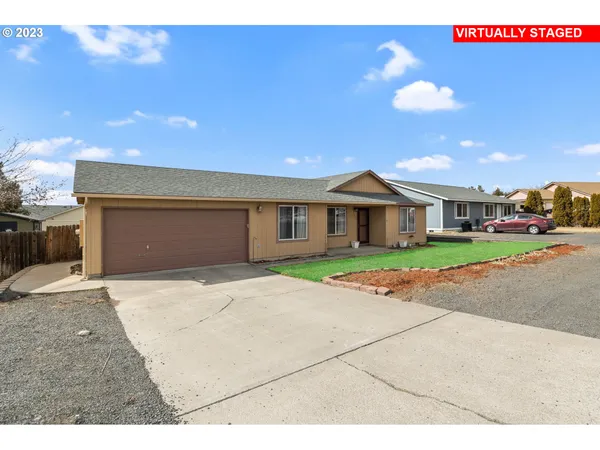 a front view of house with garage and yard