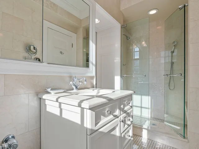 $1,350,000 | 232 East Walton Place, Unit 5E, Chicago, IL 60611