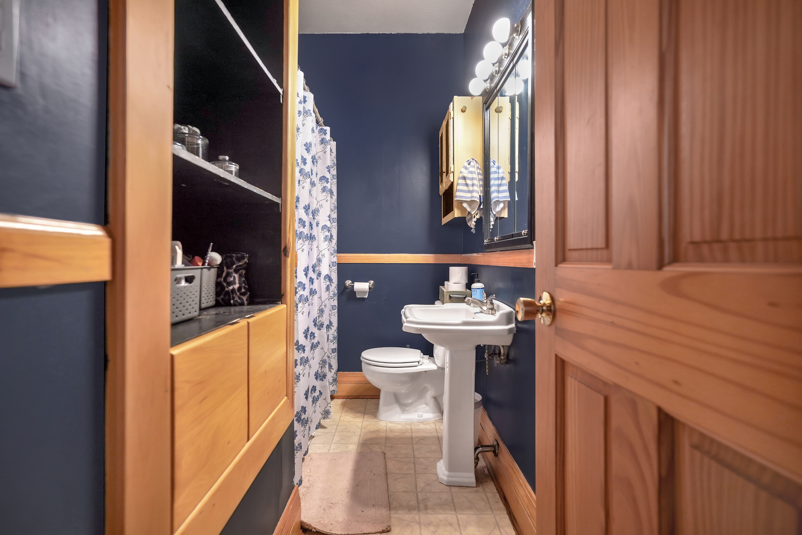 1134 South Myrtle Avenue Kankakee, IL 60901 - Photo 20 of 32 a bathroom with a sink a toilet and a tub
