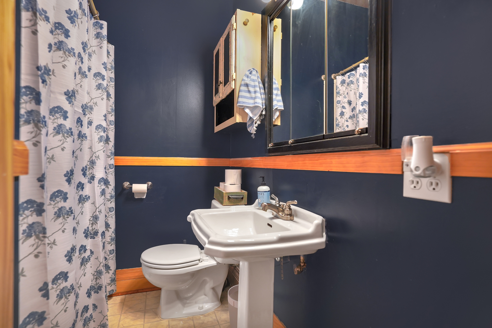 1134 South Myrtle Avenue Kankakee, IL 60901 - Photo 21 of 32 a bathroom with a sink and a mirror