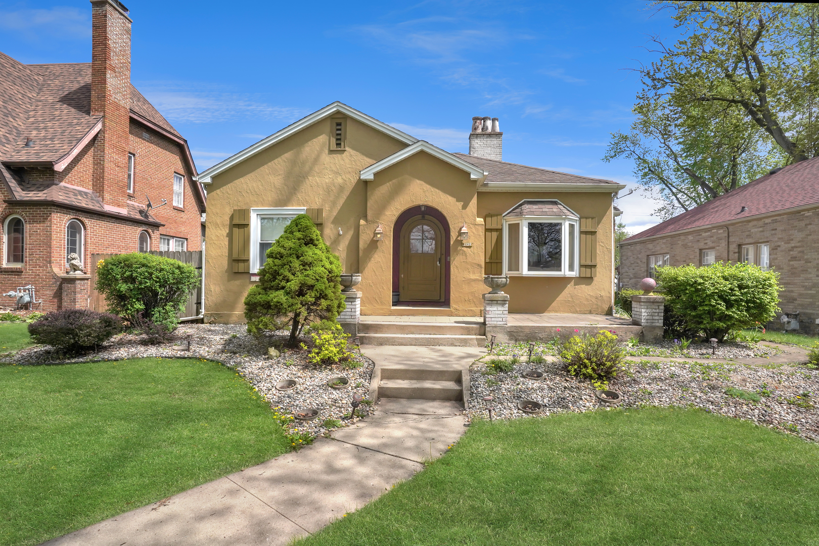 1134 South Myrtle Avenue Kankakee, IL 60901 - Photo 5 of 32 a front view of a house with a garden