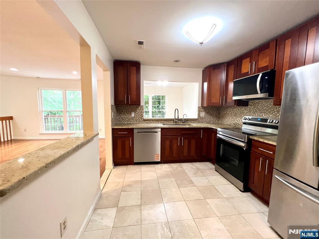 555 Ridge Lane Fort Lee, NJ 07024 - Photo 16 of 42