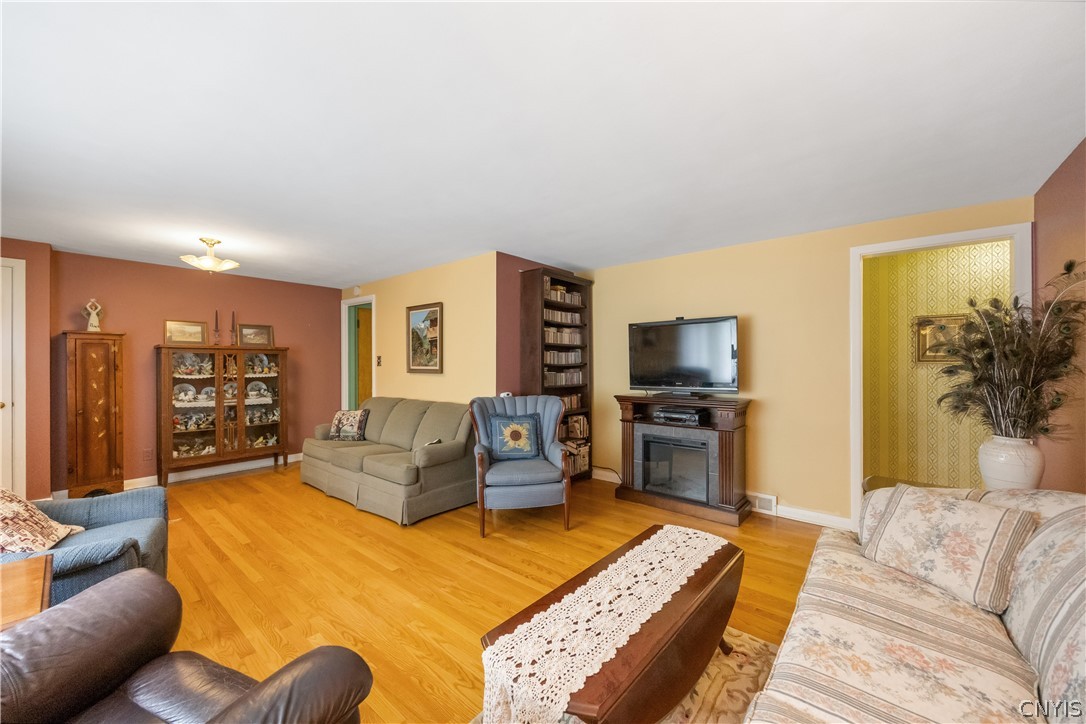 208 Harding Place Syracuse, NY 13205 - Photo 6 of 30