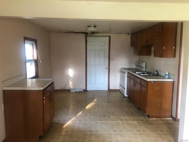 1906 Old Bus Line Road Hillsboro, IL 62049 - Photo 5 of 13 Gallery Image 5