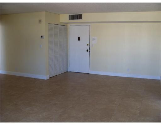 17021 North Bay Road, Unit 1009 Sunny Isles Beach, FL 33160 - Photo 5 of 16 Interior Space/Layout