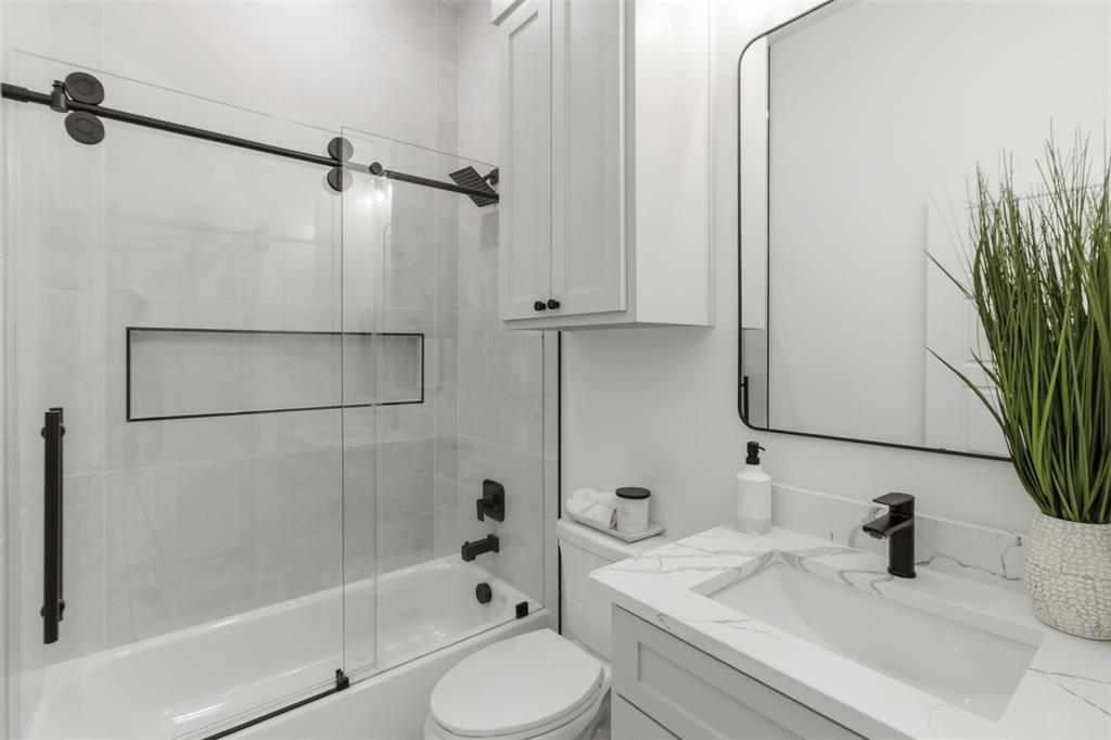 435 Waterboard Road Trinidad, TX 75163 - Photo 19 of 39 Bathroom featuring a built-in tub with a sliding glass shower door and matte black fixtures