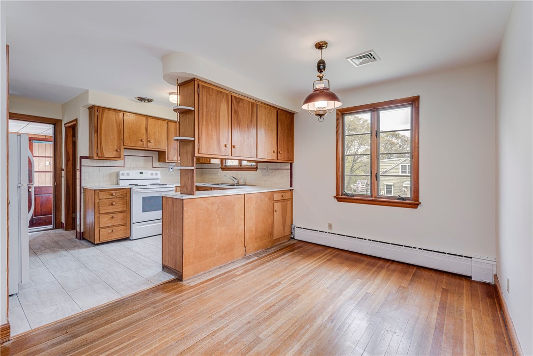 171 Iroquois Road Cumberland, RI 02864 - Photo 17 of 32 Dining Area