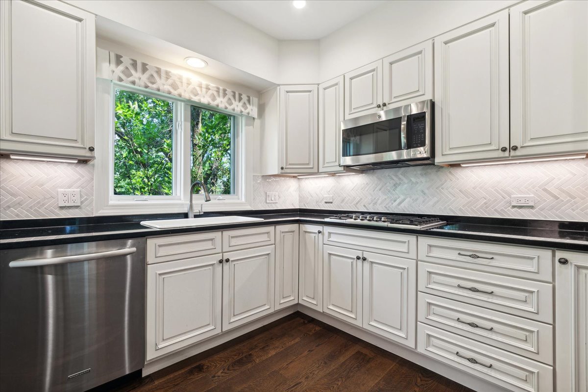 323 Regent Wood Road, Unit 323 Northfield, IL 60093 - Photo 12 of 29 Gallery Image 12