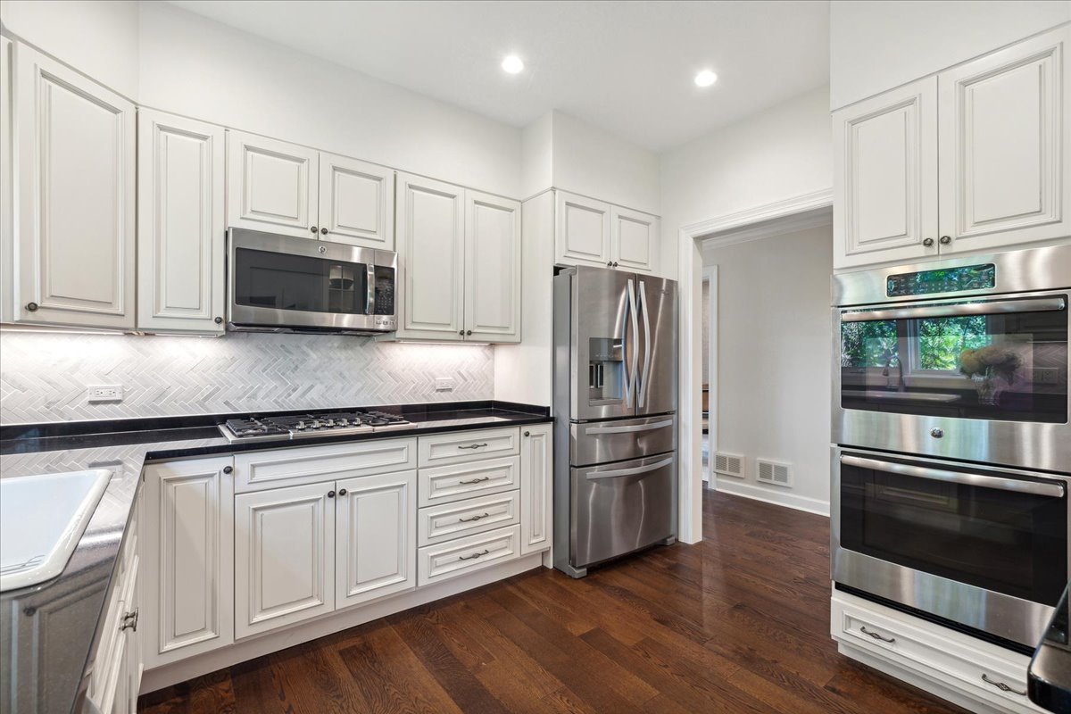 323 Regent Wood Road, Unit 323 Northfield, IL 60093 - Photo 13 of 29 Gallery Image 13