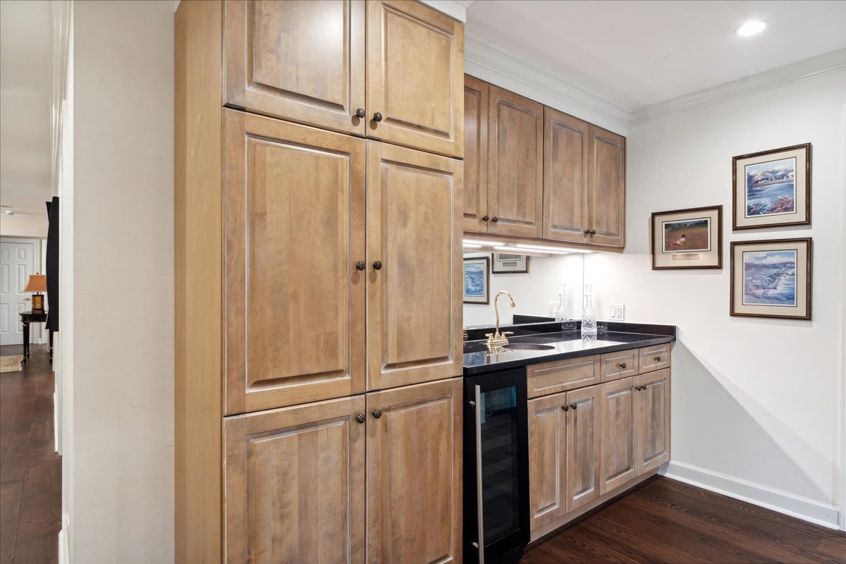 323 Regent Wood Road, Unit 323 Northfield, IL 60093 - Photo 15 of 29 Gallery Image 15