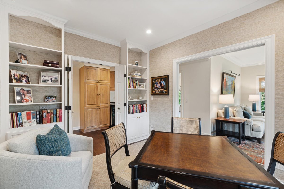 323 Regent Wood Road, Unit 323 Northfield, IL 60093 - Photo 19 of 29 Gallery Image 19