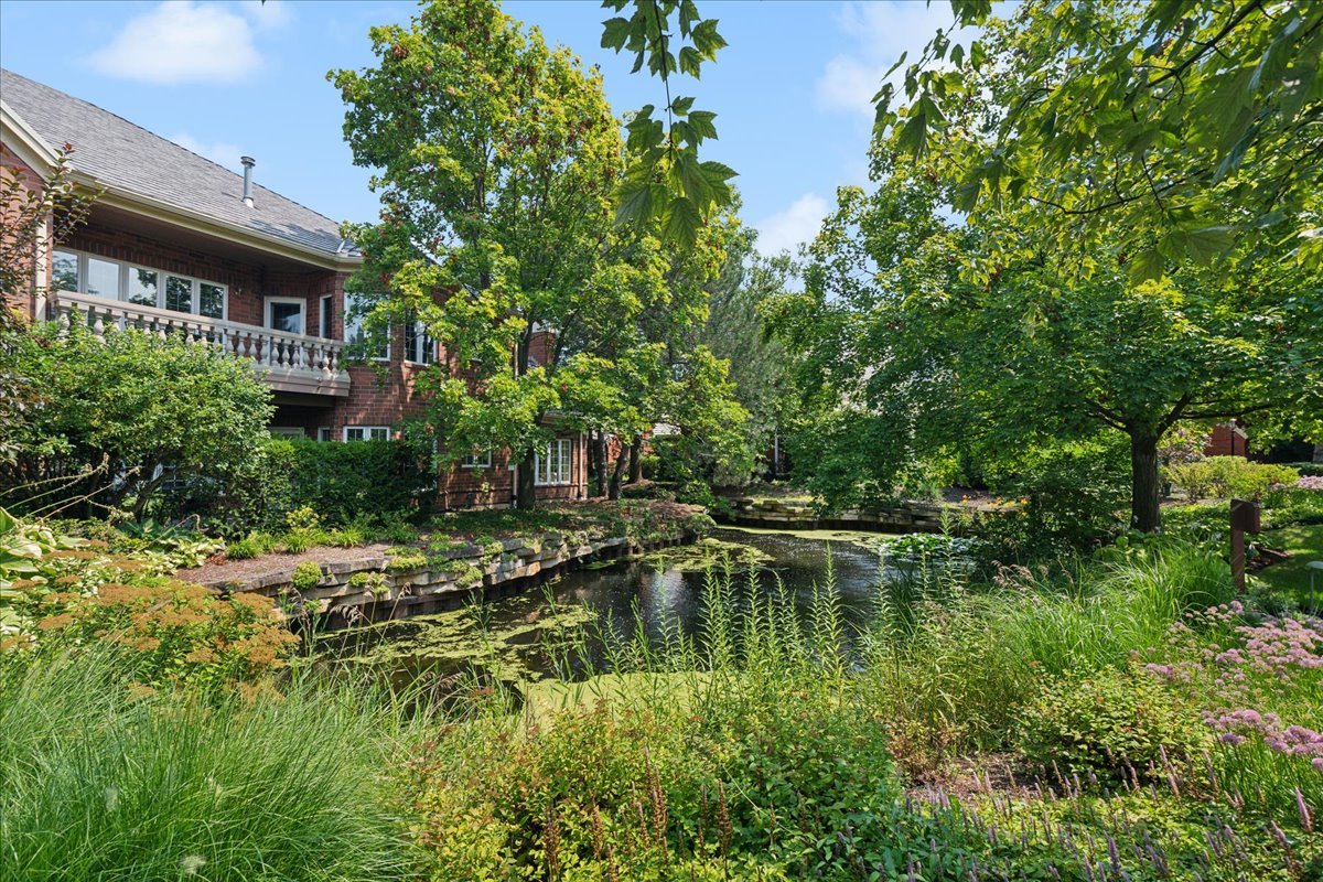 323 Regent Wood Road, Unit 323 Northfield, IL 60093 - Photo 2 of 29 Gallery Image 2