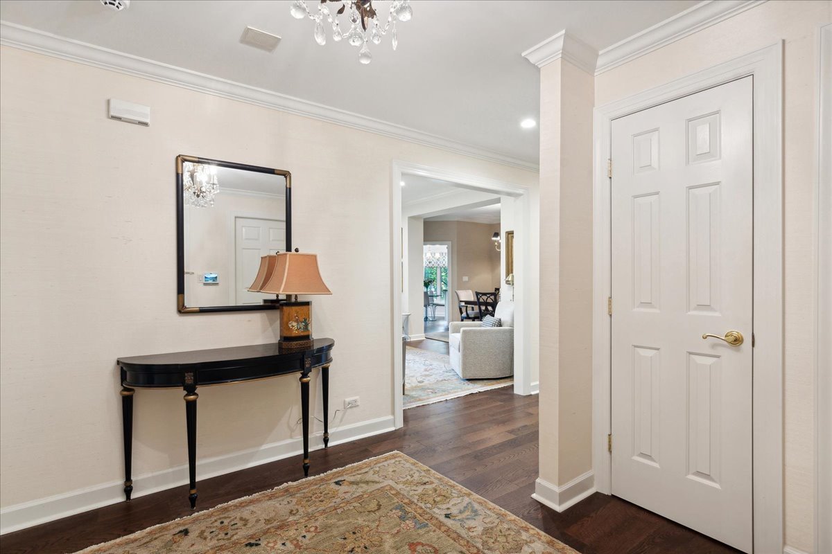 323 Regent Wood Road, Unit 323 Northfield, IL 60093 - Photo 3 of 29 Gallery Image 3