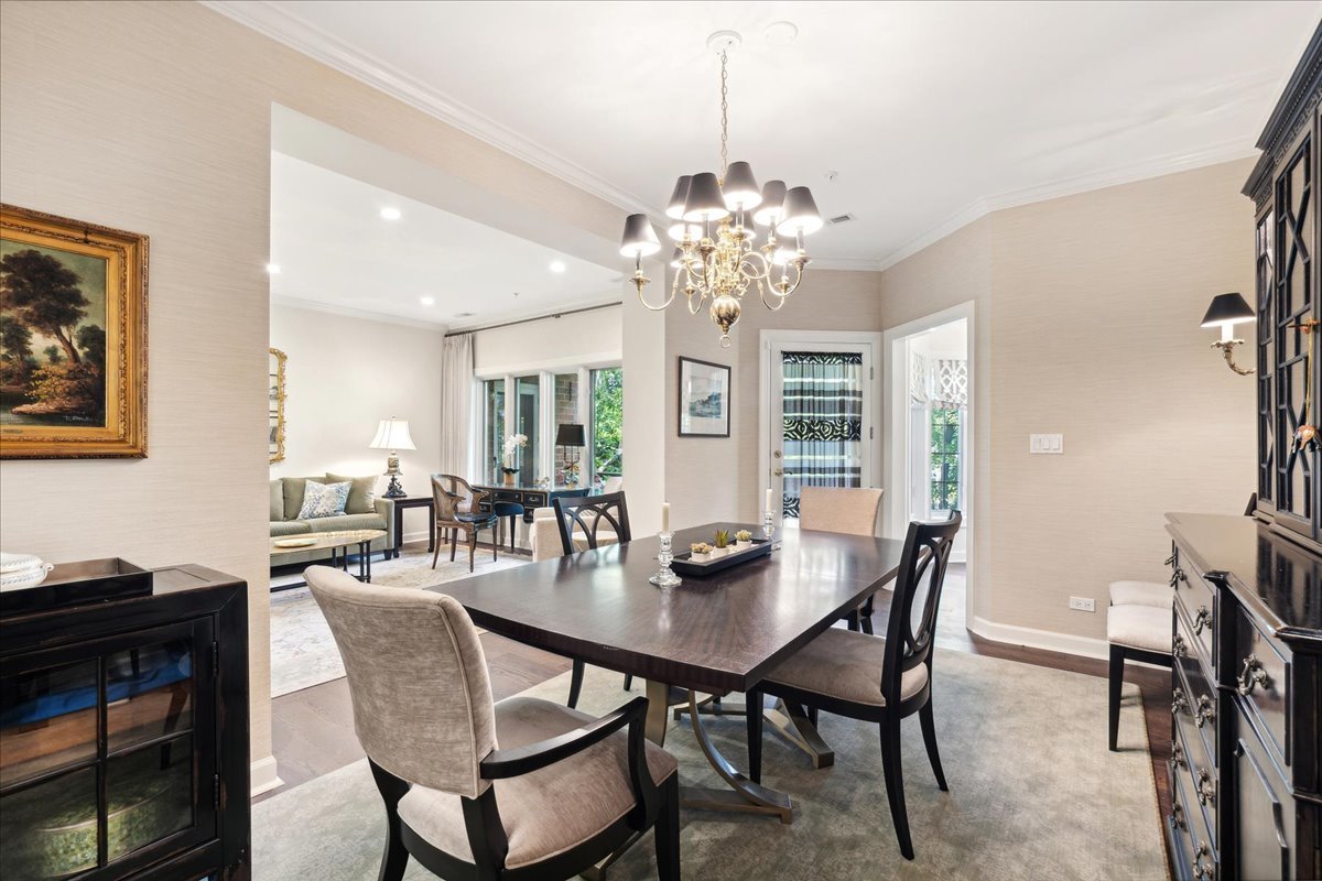 323 Regent Wood Road, Unit 323 Northfield, IL 60093 - Photo 8 of 29 Gallery Image 8