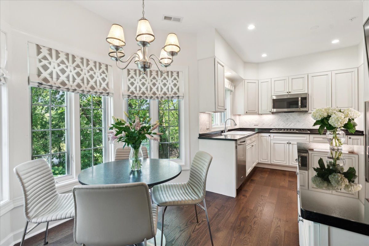 323 Regent Wood Road, Unit 323 Northfield, IL 60093 - Photo 9 of 29 Gallery Image 9