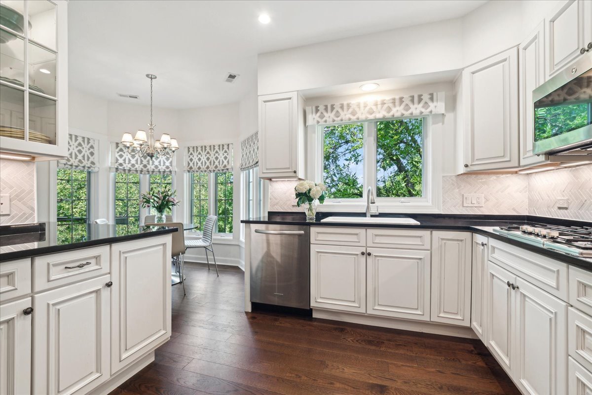 323 Regent Wood Road, Unit 323 Northfield, IL 60093 - Photo 10 of 29 Gallery Image 10