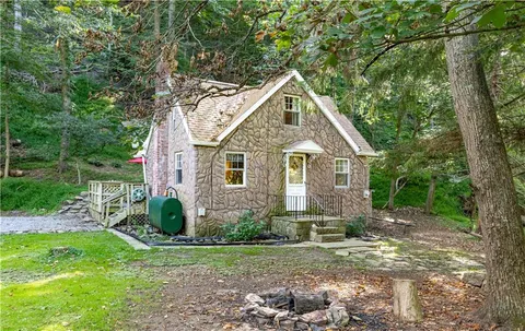 a view of a house with backyard