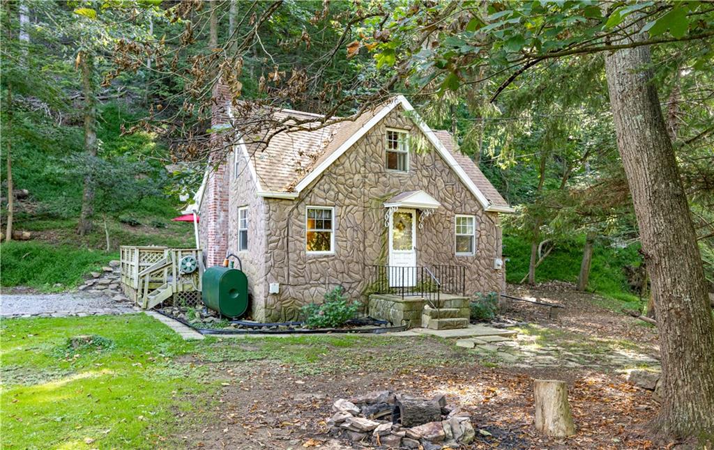 a view of a house with backyard