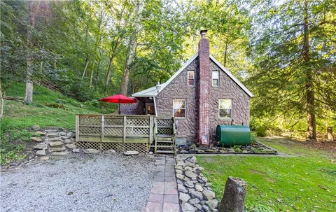a view of a house with backyard