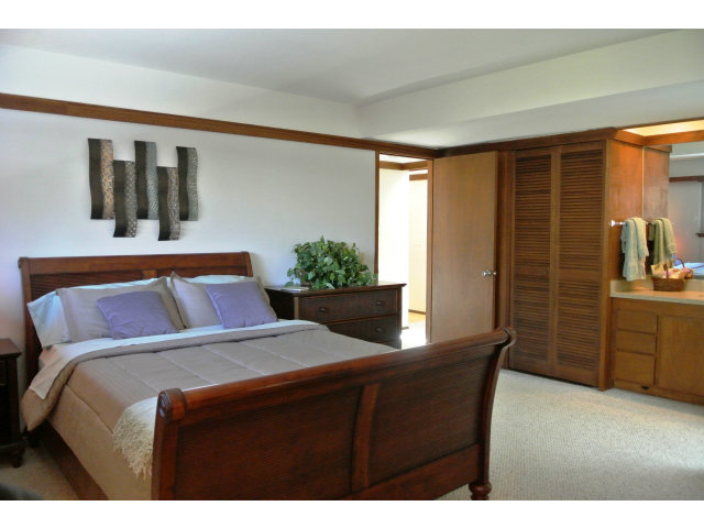 500 West Middlefield Road, Unit 154 Mountain View, CA 94043 - Photo 8 of 16 a bedroom with a bed and a potted plant