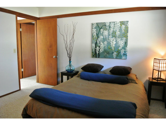 500 West Middlefield Road, Unit 154 Mountain View, CA 94043 - Photo 10 of 16 a bedroom with a large bed and a large window