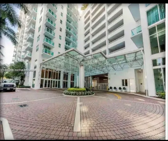 $3,300 | 41 Southeast 5th Street, Unit 414, Miami, FL 33131