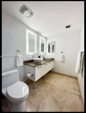 $3,300 | 41 Southeast 5th Street, Unit 414, Miami, FL 33131