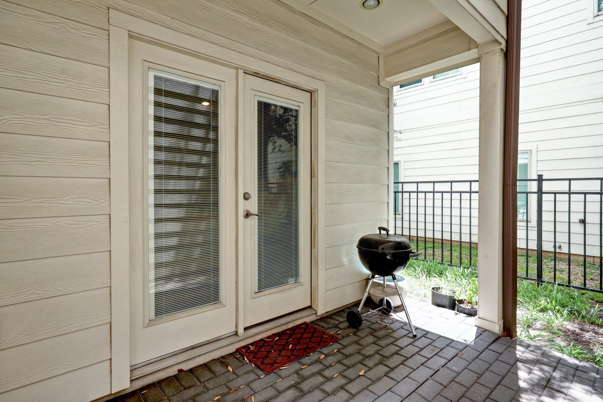 2231 Chenevert Street Houston, TX 77003 - Photo 24 of 26 a living room with furniture