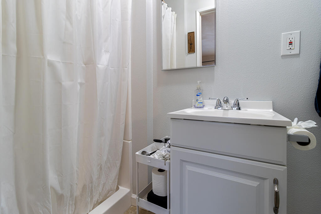 31355 The Old Road, Unit E Castaic, CA 91384 - Photo 28 of 38 a utility room with dryer and washer