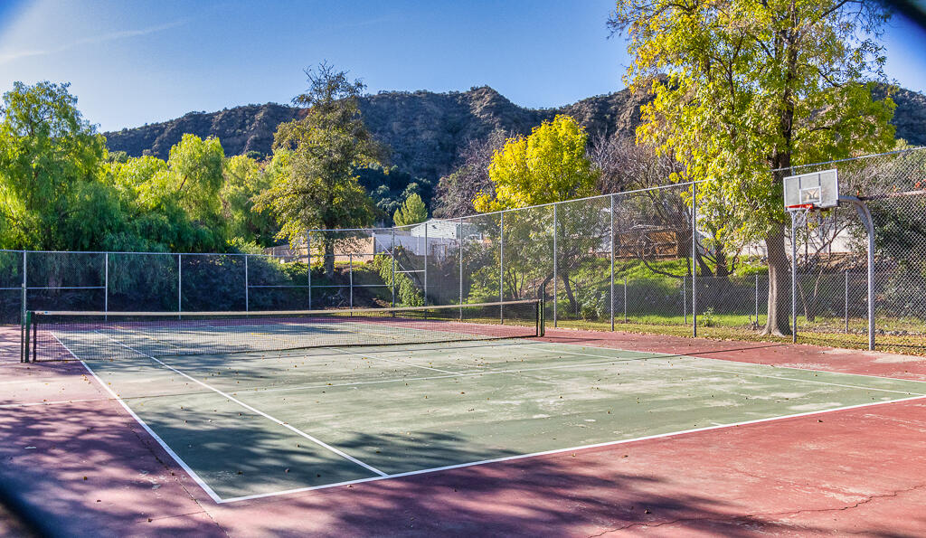 31355 The Old Road, Unit E Castaic, CA 91384 - Photo 37 of 38 a view of a basketball court