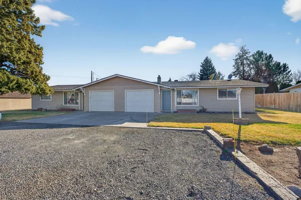$557,500 | 2412 Southwest Wickiup Avenue, Redmond, OR 97756
