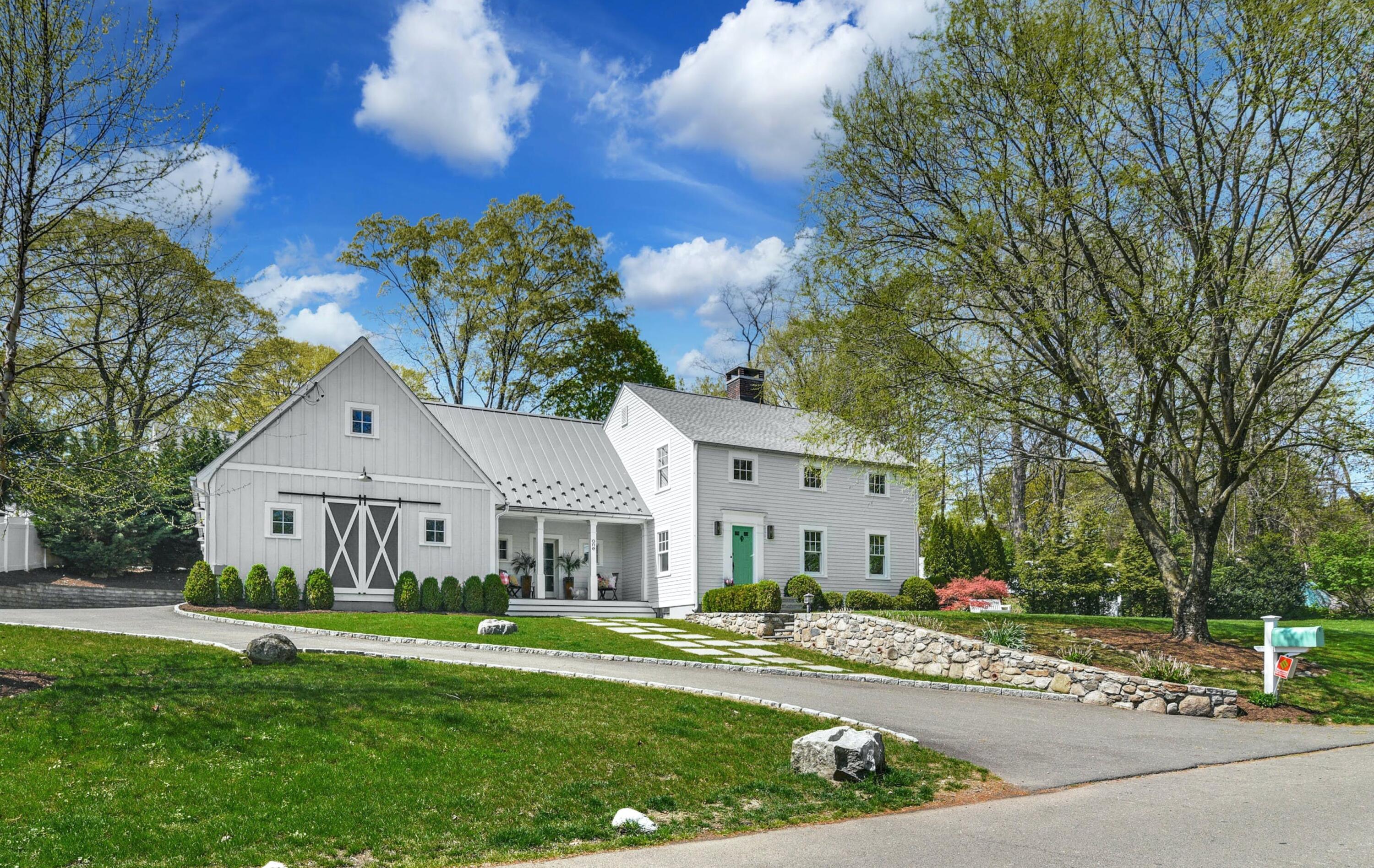 a view of house with a yard