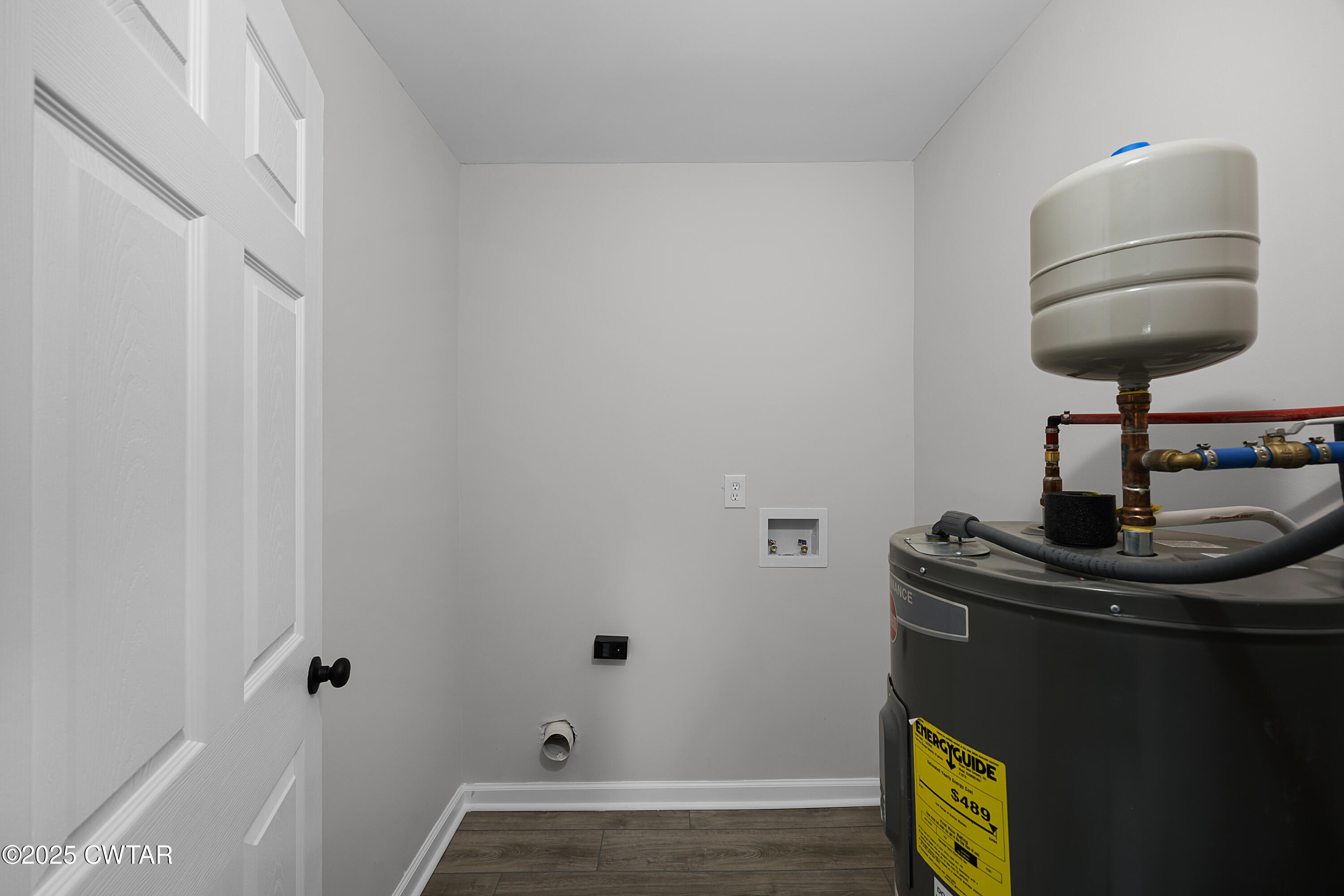 144 McLeary Road Jackson, TN 38305 - Photo 23 of 23 a room with a sink and a mirror