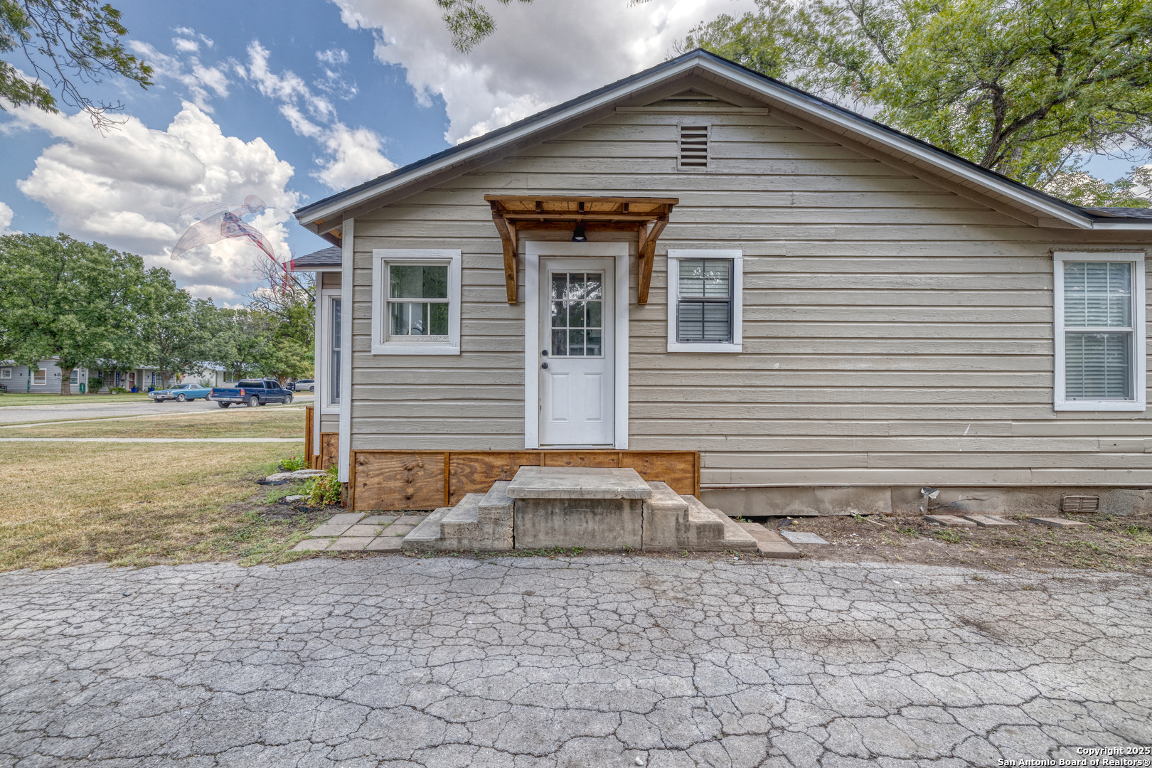 829 Maple Street Uvalde, TX 78801 - Photo 27 of 33 a front view of a house with garden