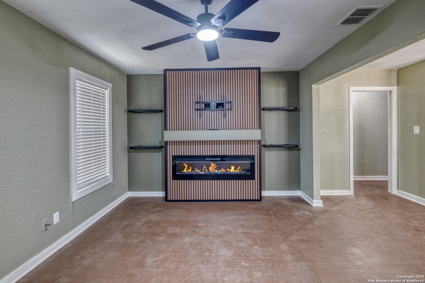 829 Maple Street Uvalde, TX 78801 - Photo 6 of 33 a living room with furniture and a fireplace