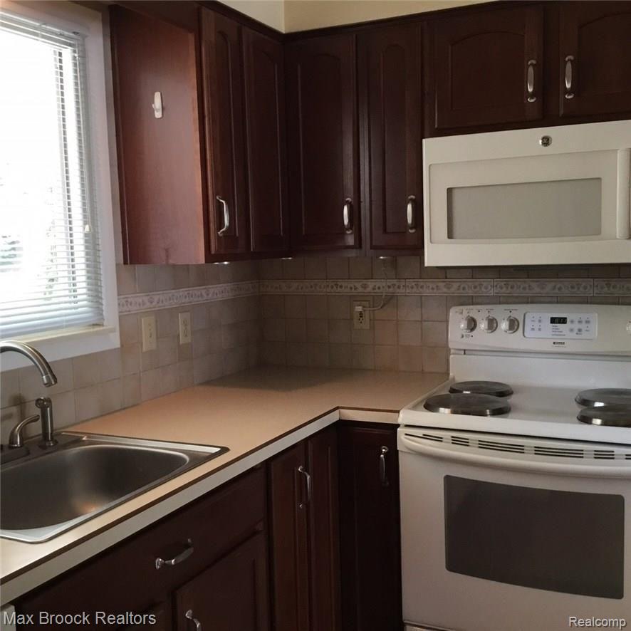 29334 Rambling Road Southfield, MI 48076 - Photo 21 of 29 IMG_0466.JPG