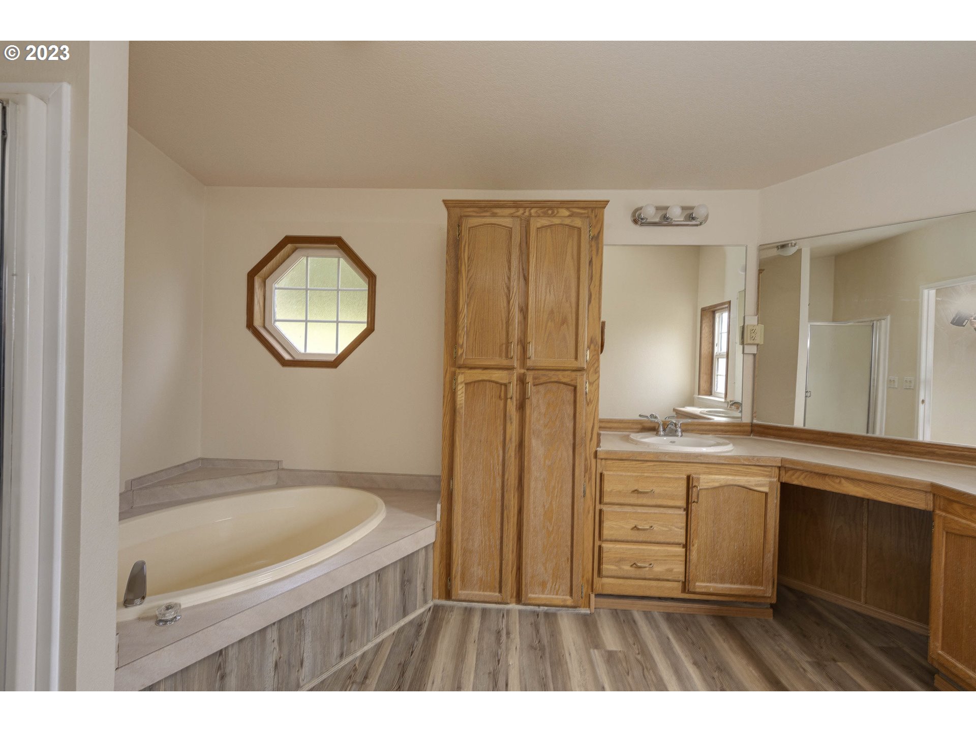 23246 Gooseneck Road Sheridan, OR 97378 - Photo 13 of 27 a bathroom with a sink a mirror and a bathtub
